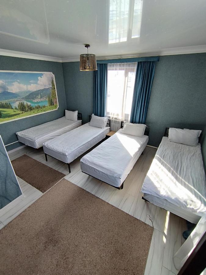 4 Seasons Hotel Каракол Стая снимка