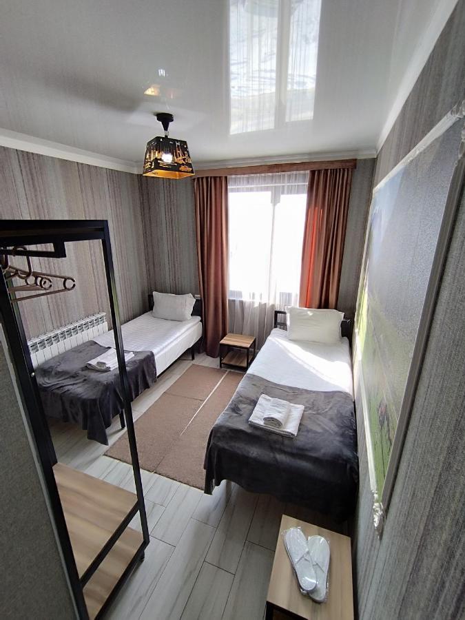 4 Seasons Hotel Каракол Стая снимка